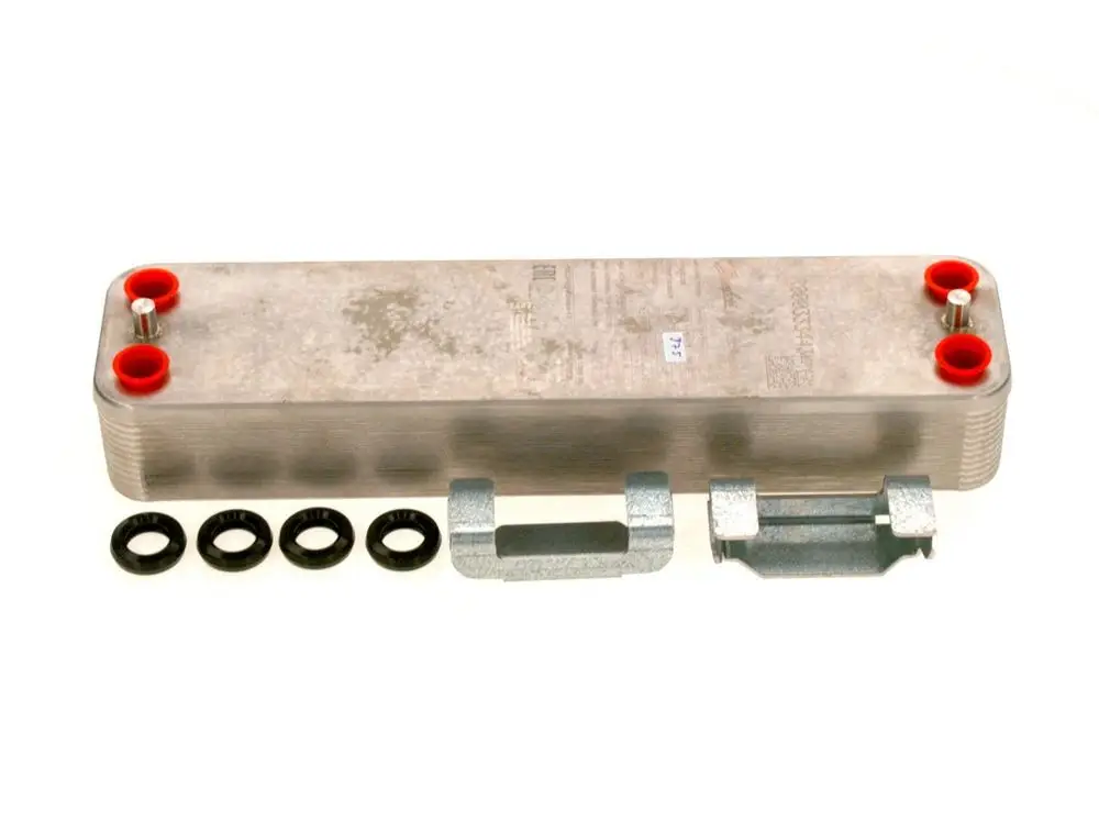 Bosch Plattenwärmetauscher aus Edelstahl mit roten Anschlüssen und Metallhalterung, umgeben von schwarzen Dichtungsringen.